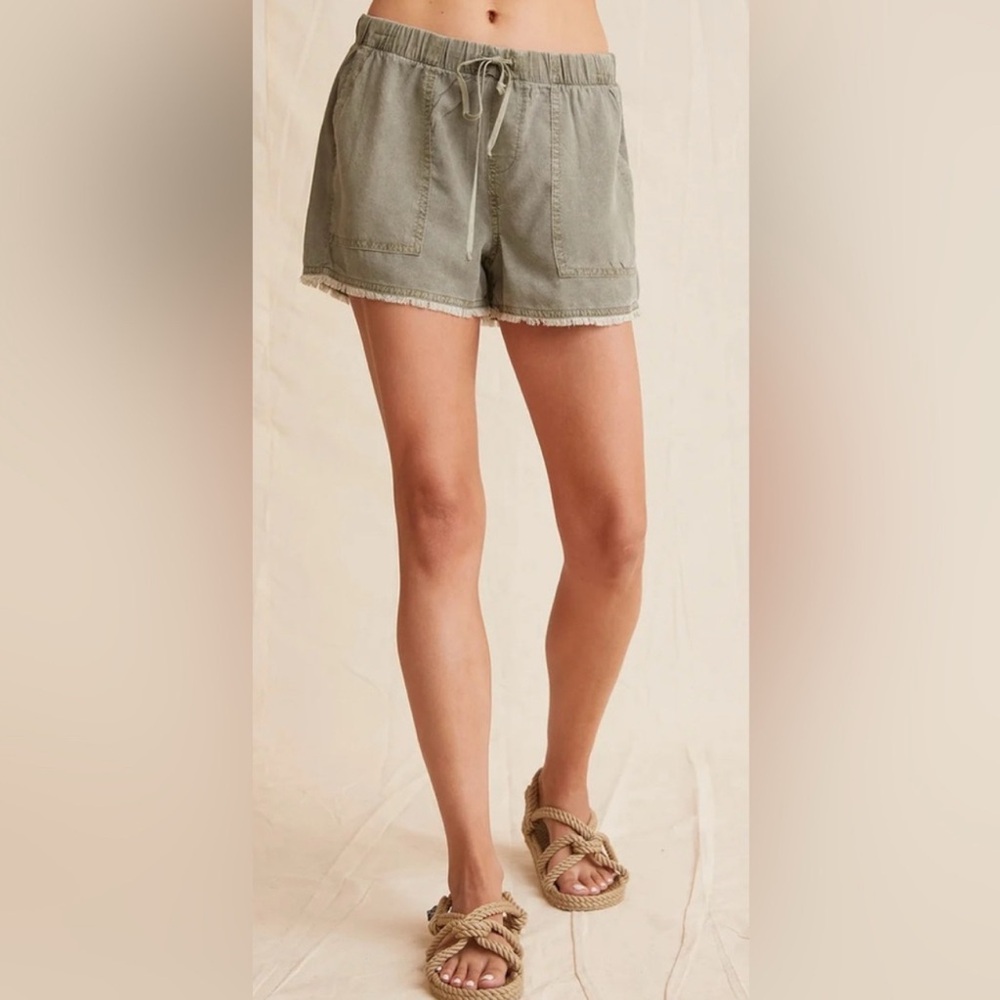 Bella Dahl Frayed Hem Soft Army Green Shorts
NWT, never worn. Size XS